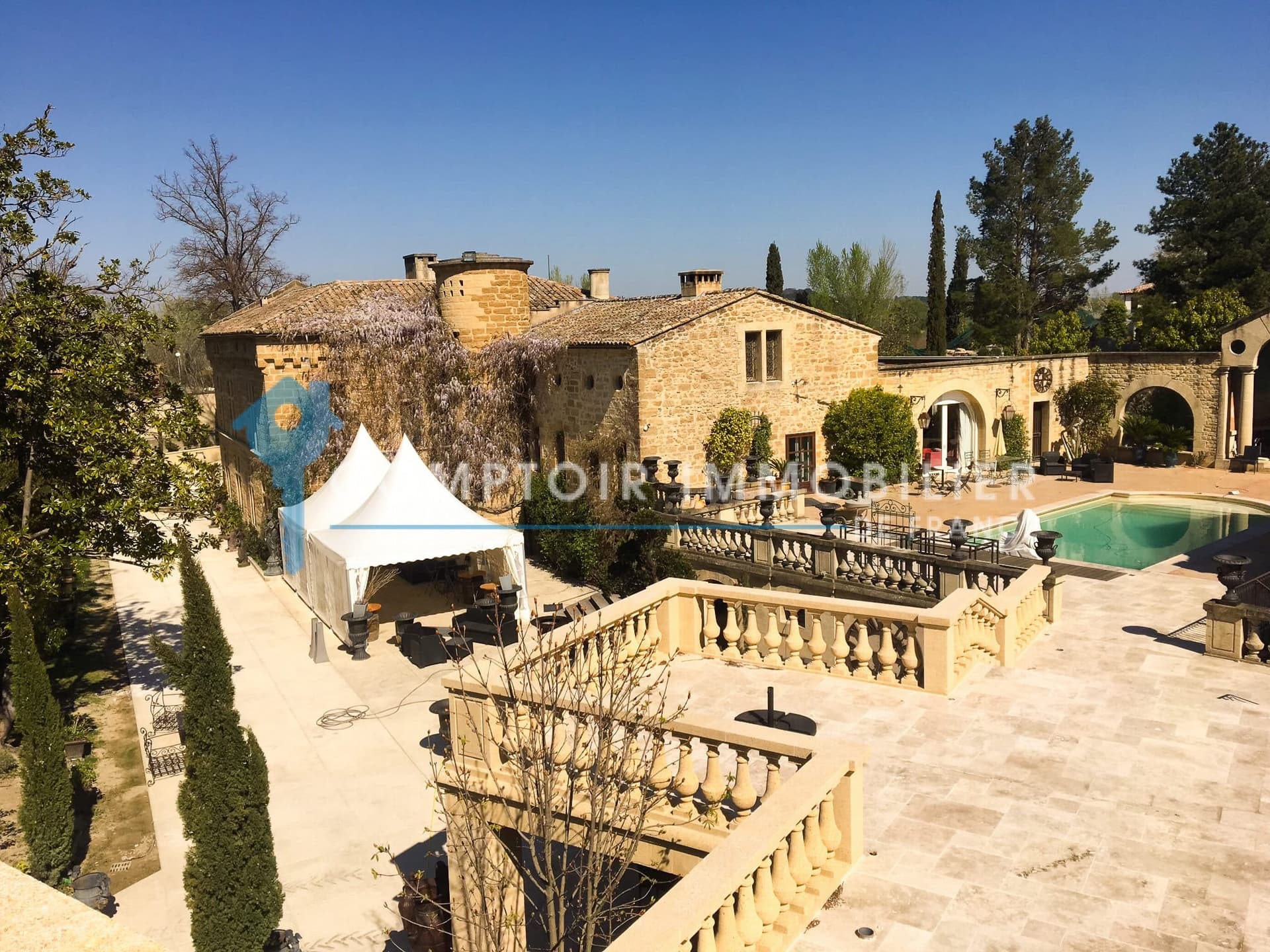 Exceptional 17th Century Castle With Extensive Grounds — in Vaucluse, Provence-Alpes-Côte d'Azur