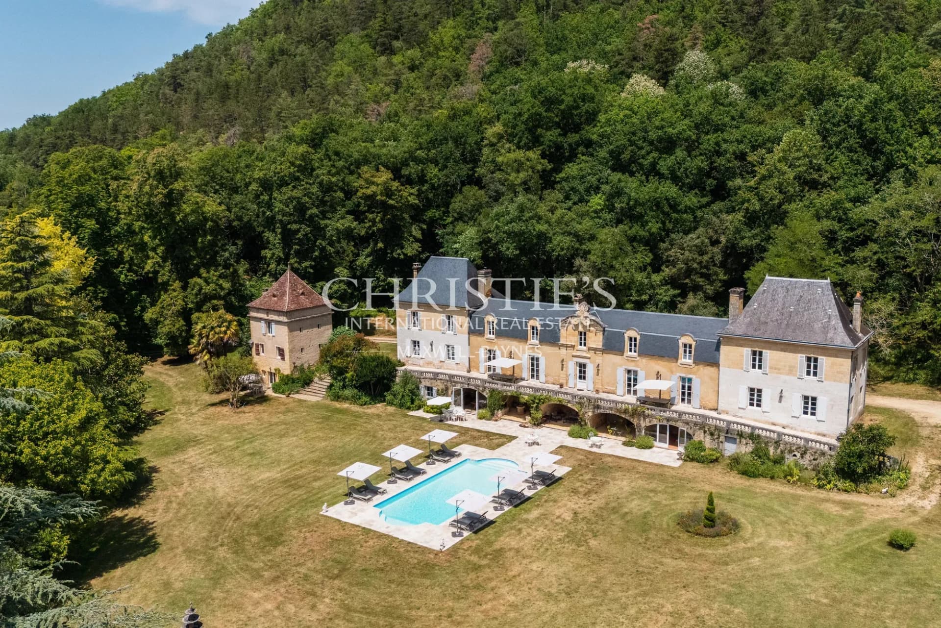Exceptional Château With Established Luxury B&B Business And Event Potential 4
