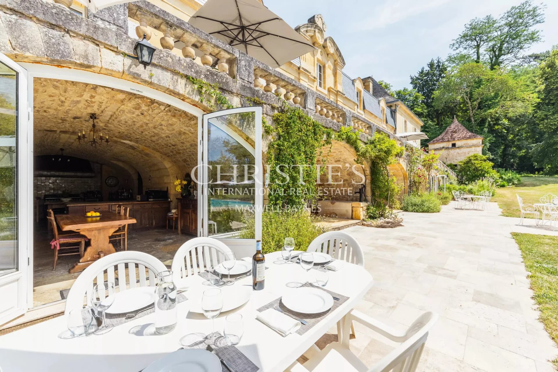 Exceptional Château With Established Luxury B&B Business And Event Potential 5