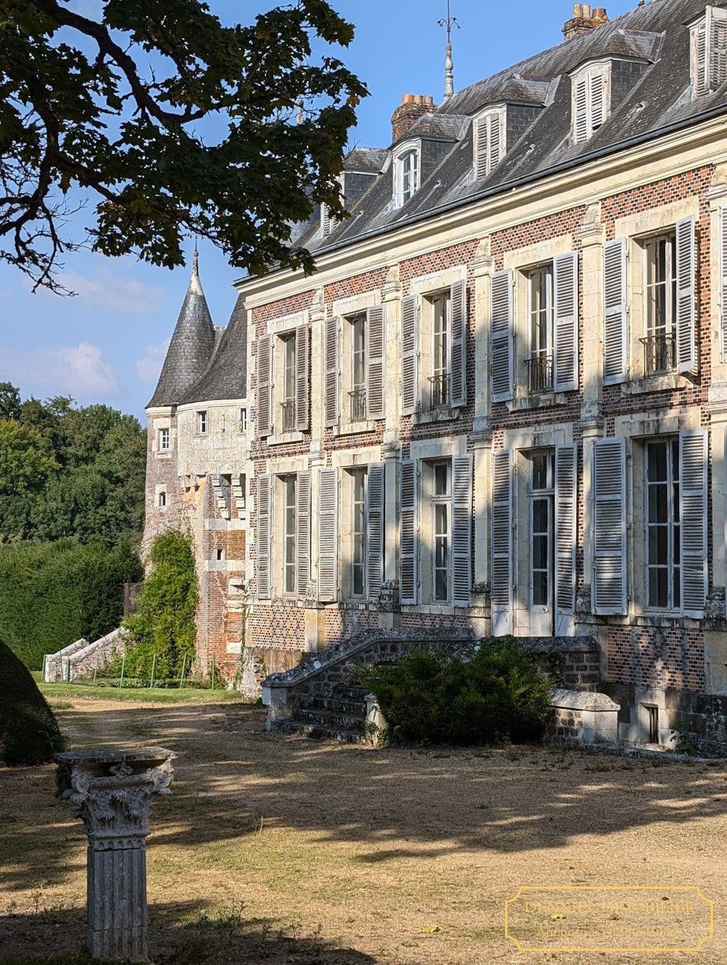 Historic Château With 18 Bedrooms And 20 Hectares Of Parkland 4