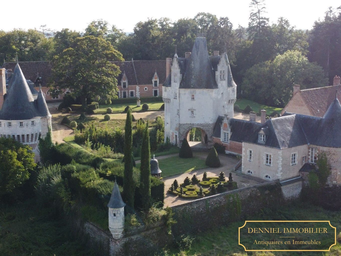Historic Château With 18 Bedrooms And 20 Hectares Of Parkland 5