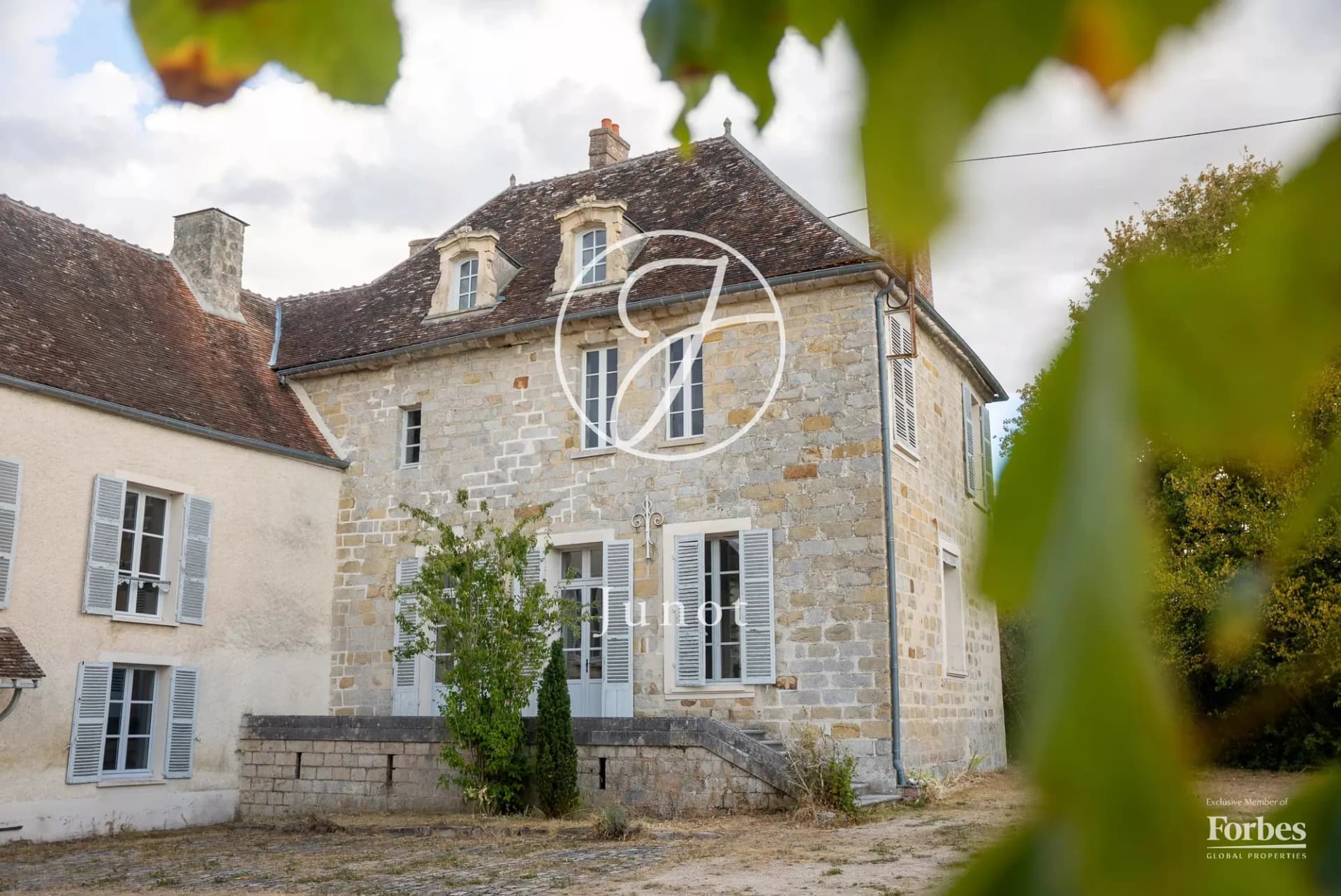 Historic 17th Century Château With Equestrian Facilities on 52 Acres 2
