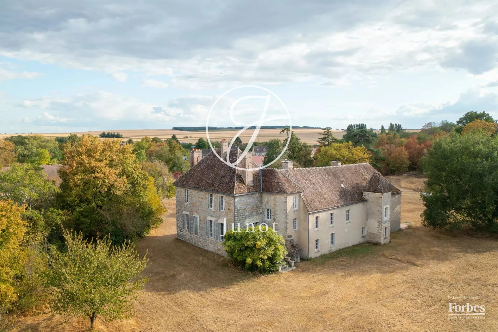 Historic 17th Century Château With Equestrian Facilities on 52 Acres 4