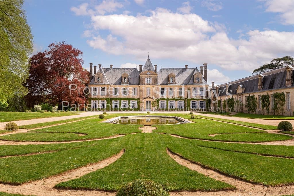 Exceptional 18th Century Château Hotel With Extensive Grounds 2