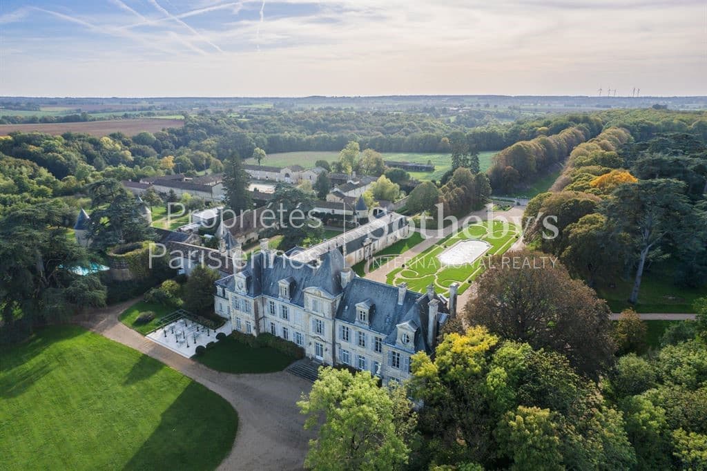 Exceptional 18th Century Château Hotel With Extensive Grounds 3