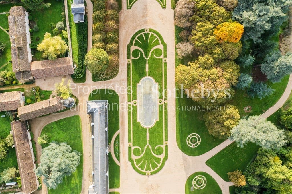 Exceptional 18th Century Château Hotel With Extensive Grounds 4