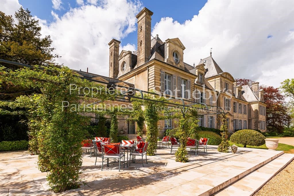 Exceptional 18th Century Château Hotel With Extensive Grounds 5
