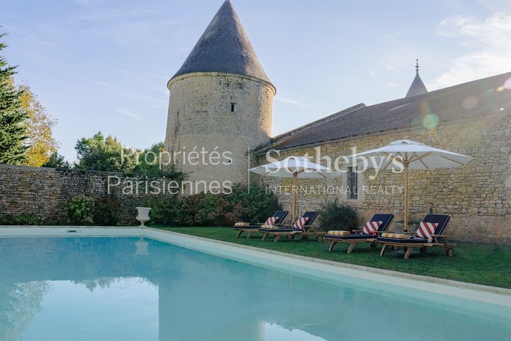 Exceptional 18th Century Château Hotel With Extensive Grounds 3