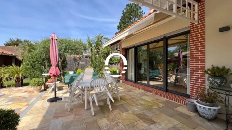 Architect-Designed Villa With Heated Pool In Sought-After Pornic 5