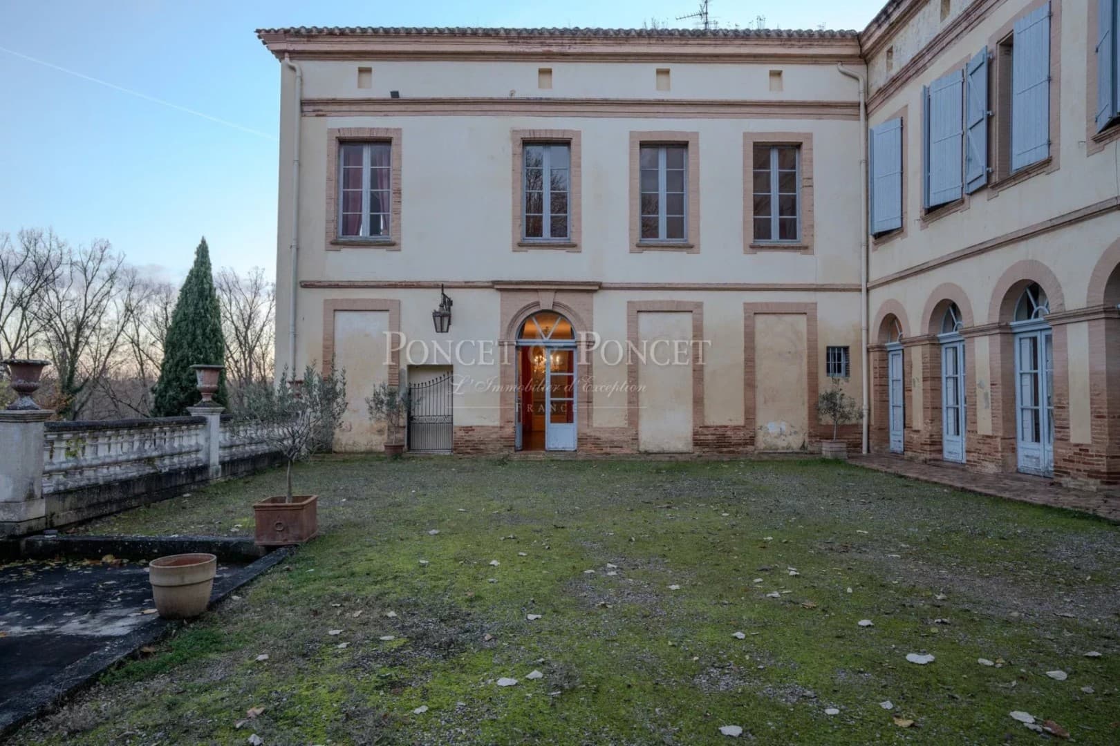 Elegant 18th Century Château with Tuscan Inspiration and 11 Bedrooms 3