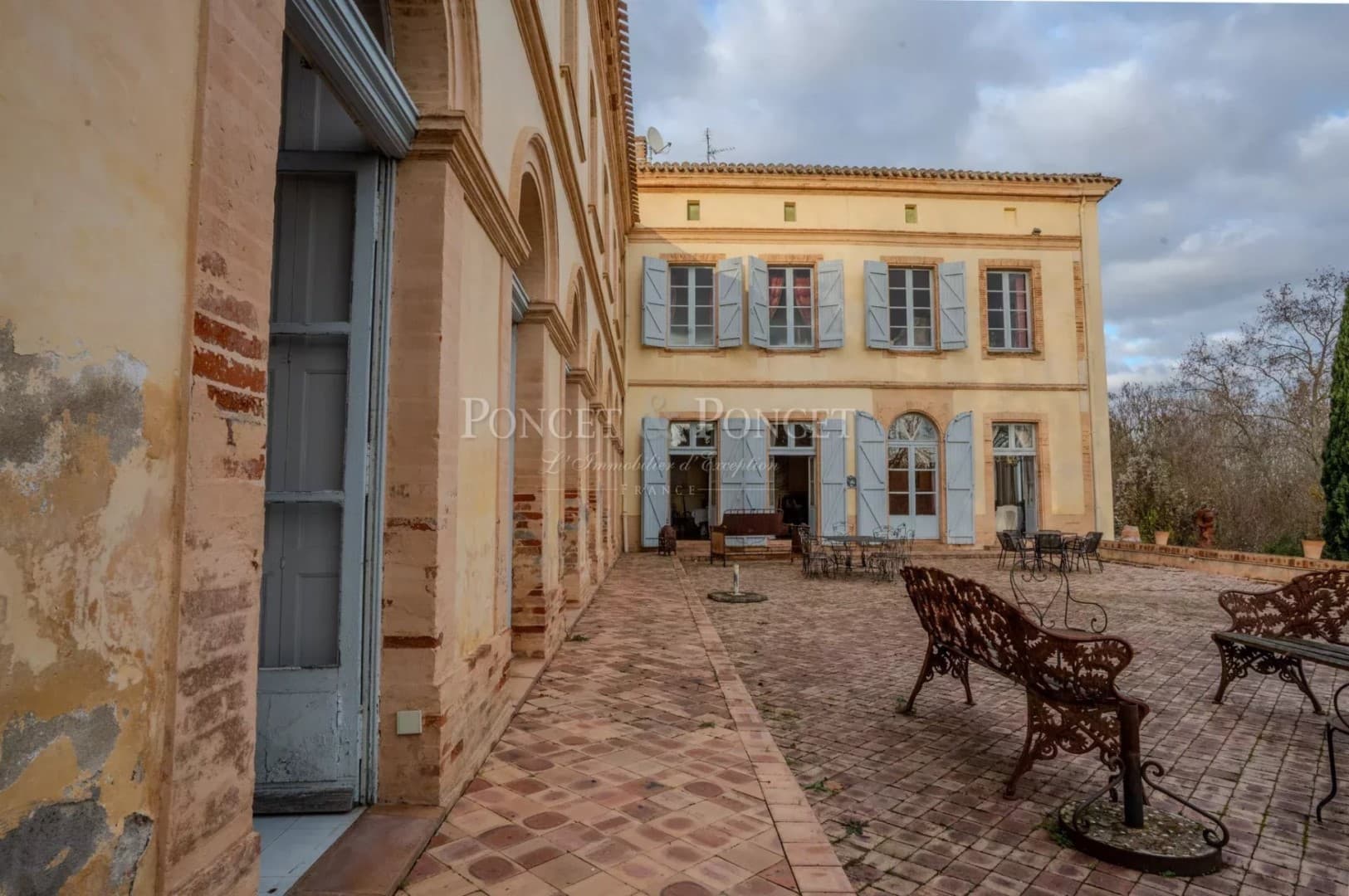 Elegant 18th Century Château with Tuscan Inspiration and 11 Bedrooms 4