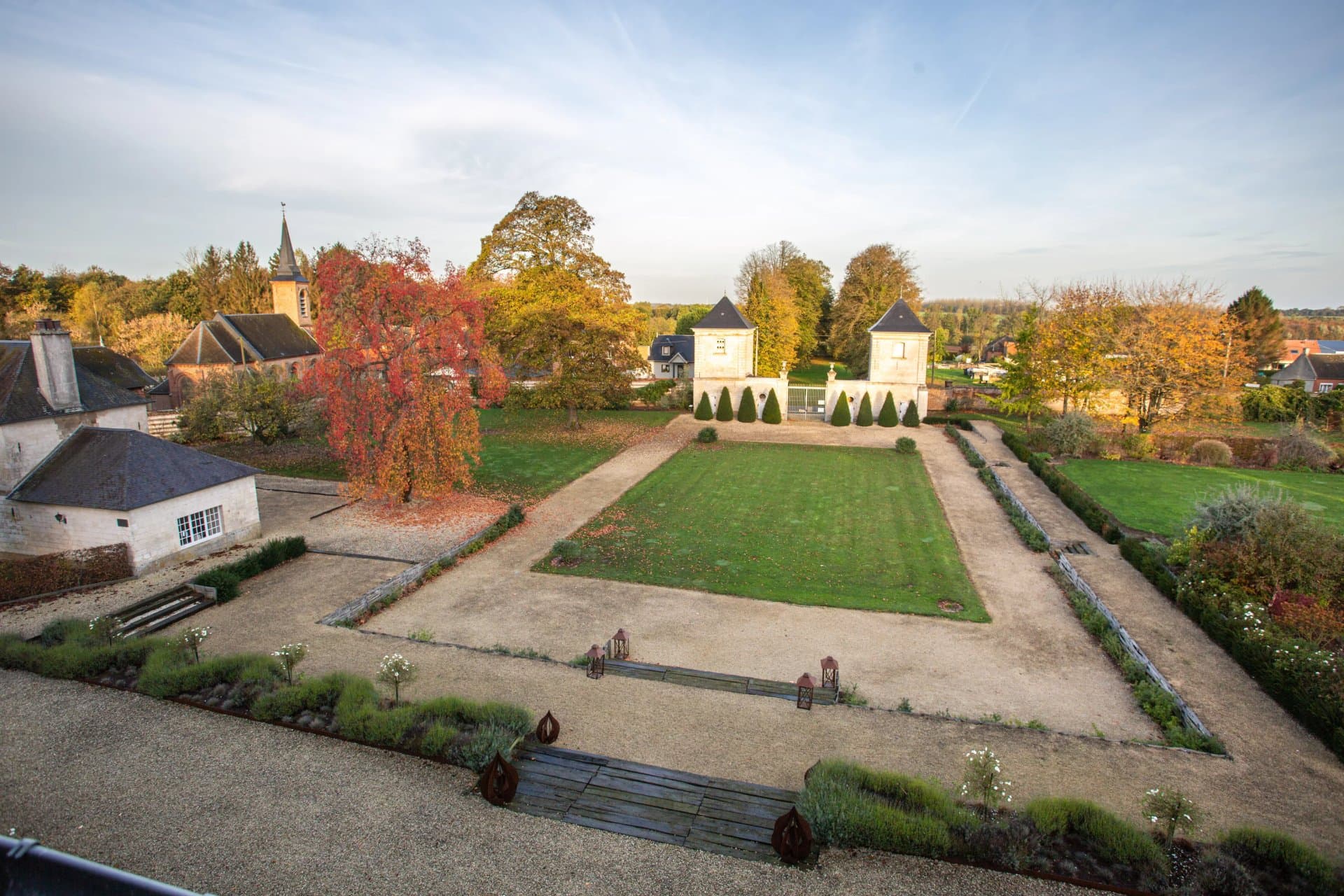 Elegant Château with 10 Bedrooms and 11 Hectares of Parkland 4