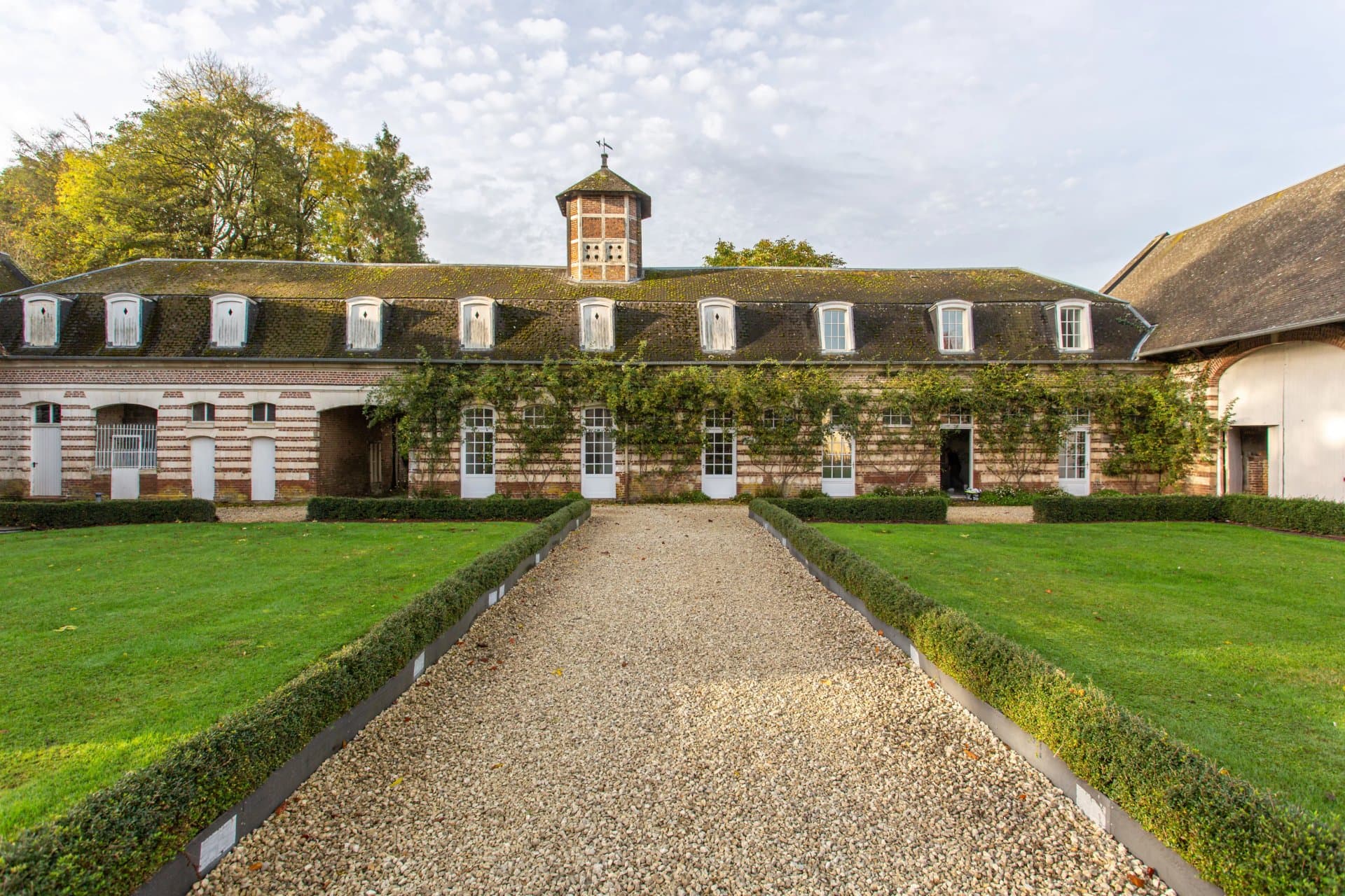 Elegant Château with 10 Bedrooms and 11 Hectares of Parkland 5