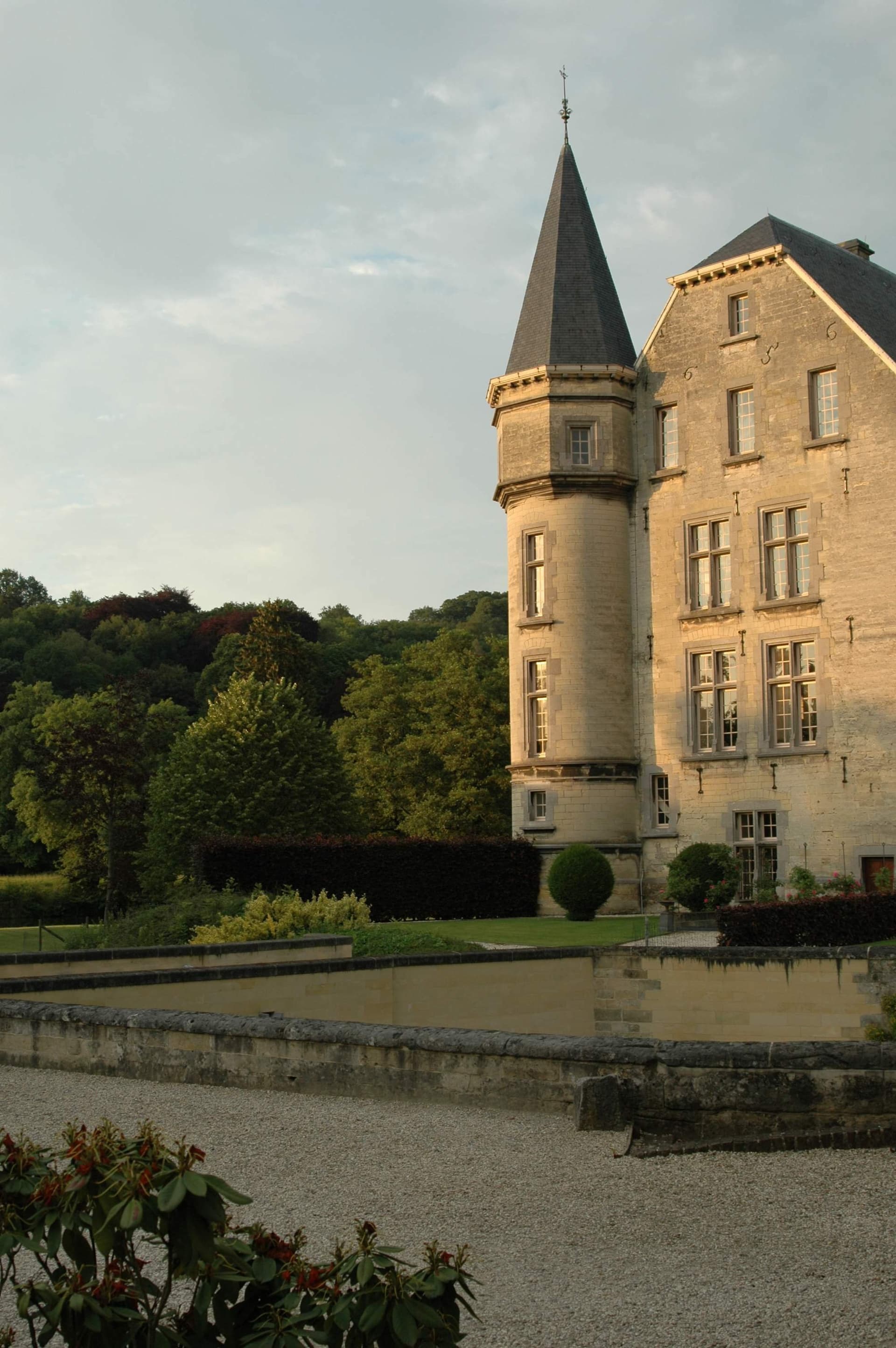 Historic Schaloen Castle With 16 Apartments And Scenic Views 3