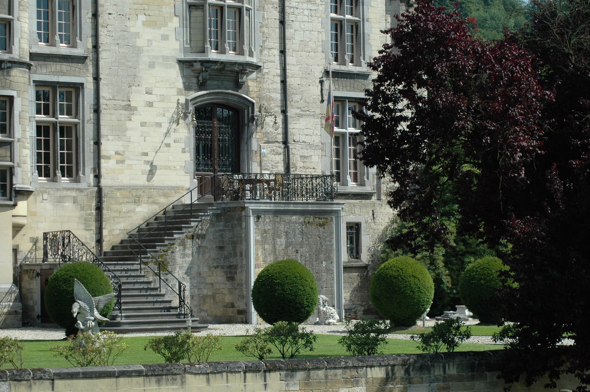 Historic Schaloen Castle With 16 Apartments And Scenic Views 4