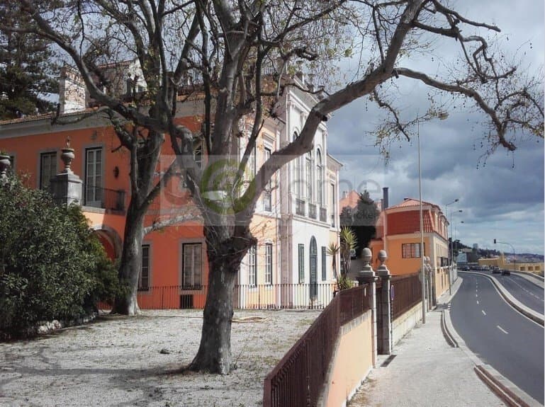 Neoclassical Palace With River View And Historic Gardens 4