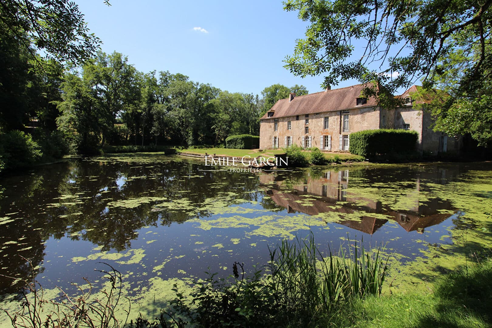 Spacious Castle With 8 Bedrooms — in France