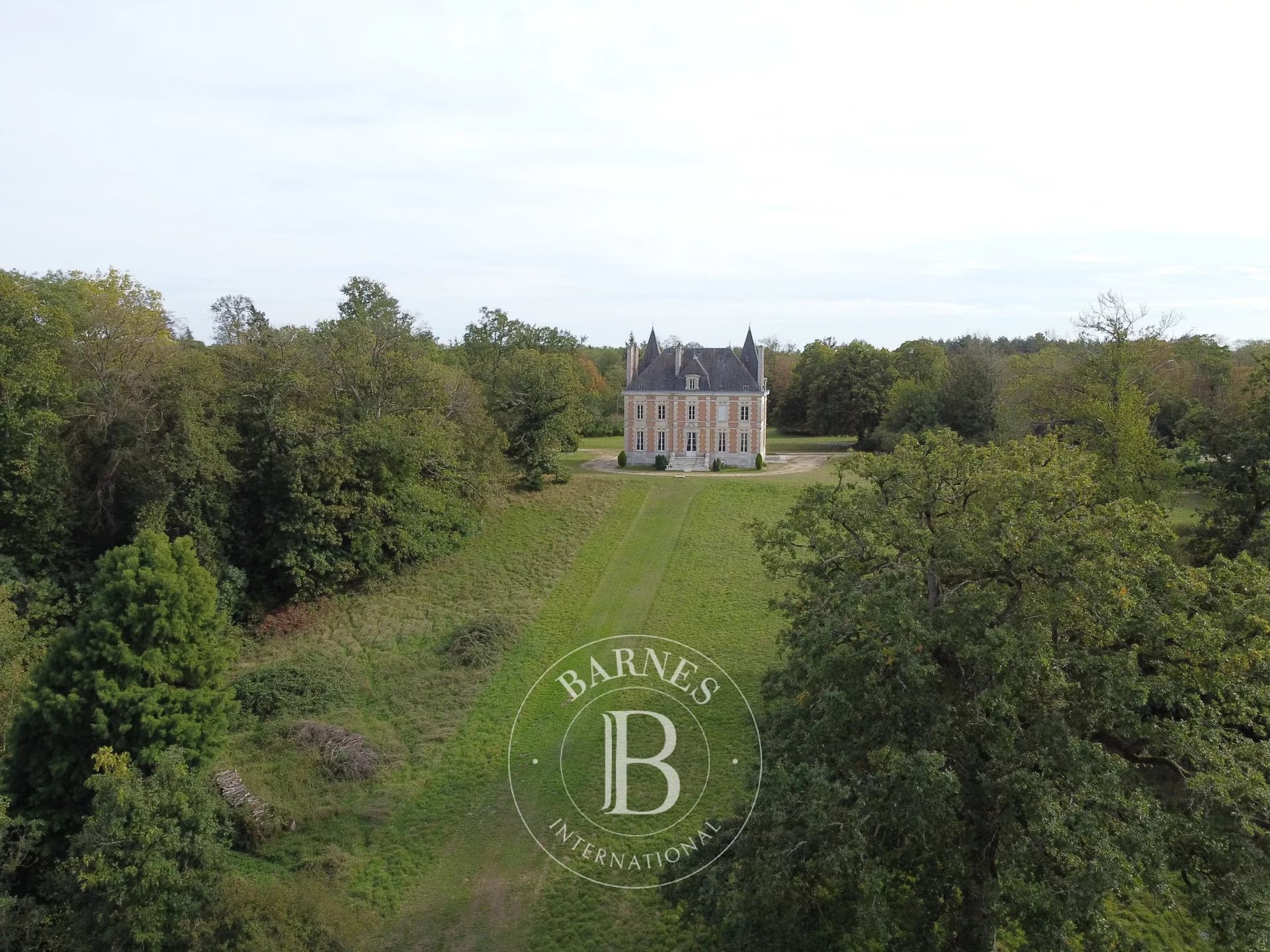 19th Century Castle With 13 Bedrooms And Private Pond 4
