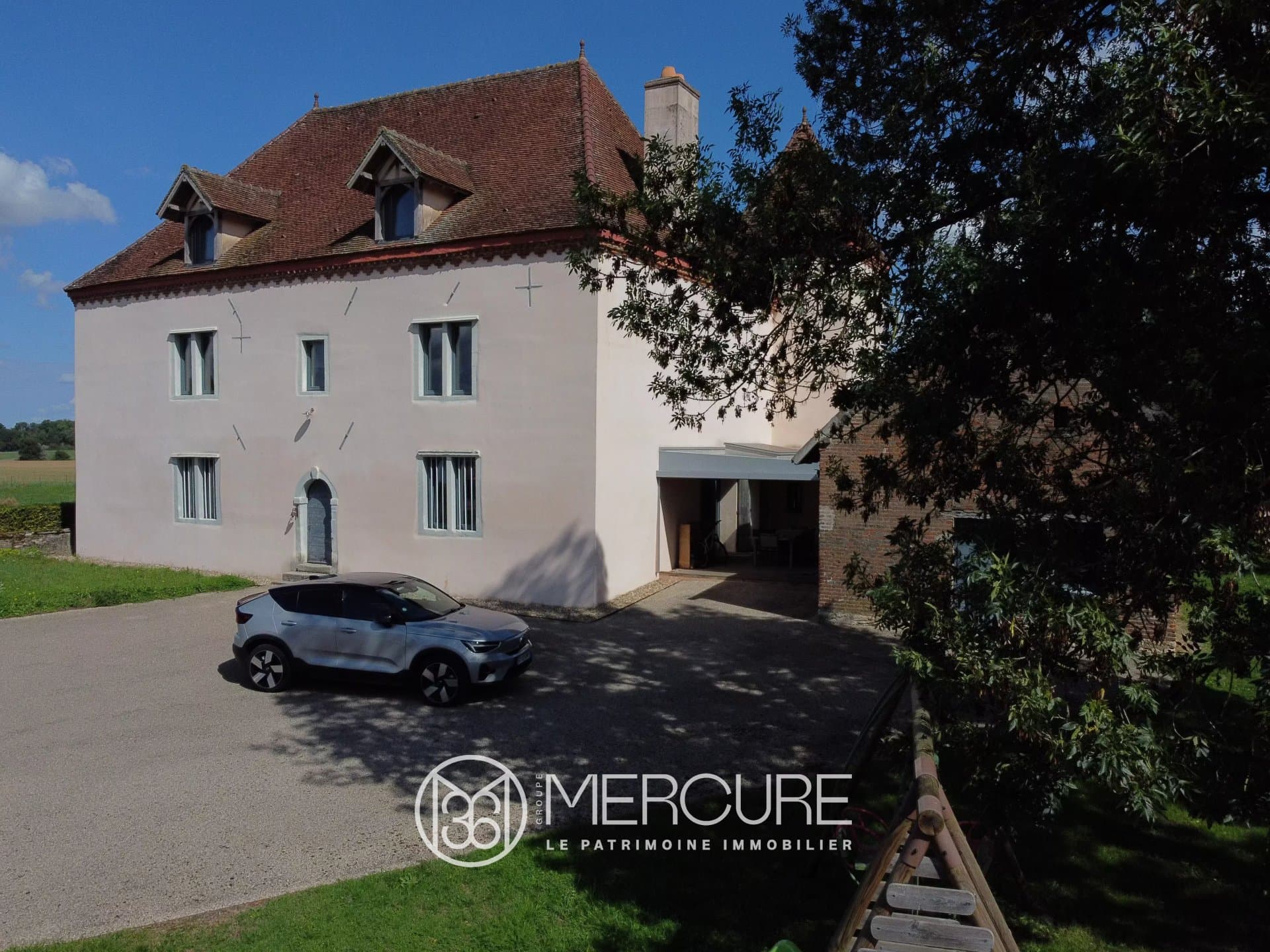 Elegant 17th Century Château With Extensive Grounds And Modern Amenities