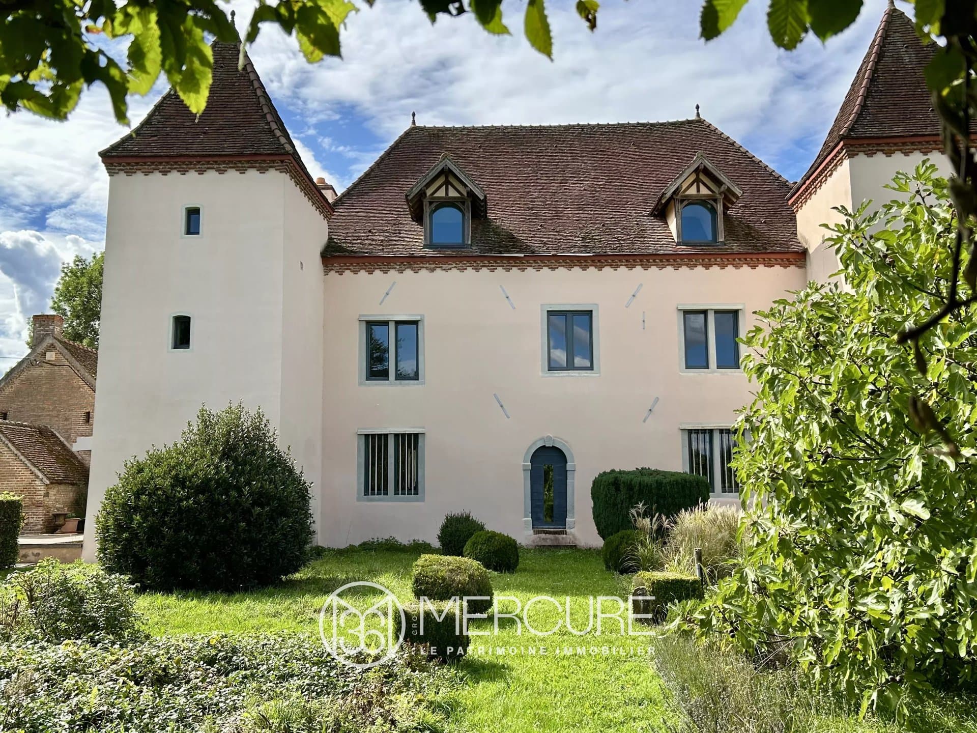 Elegant 17th Century Château With Extensive Grounds And Modern Amenities 2