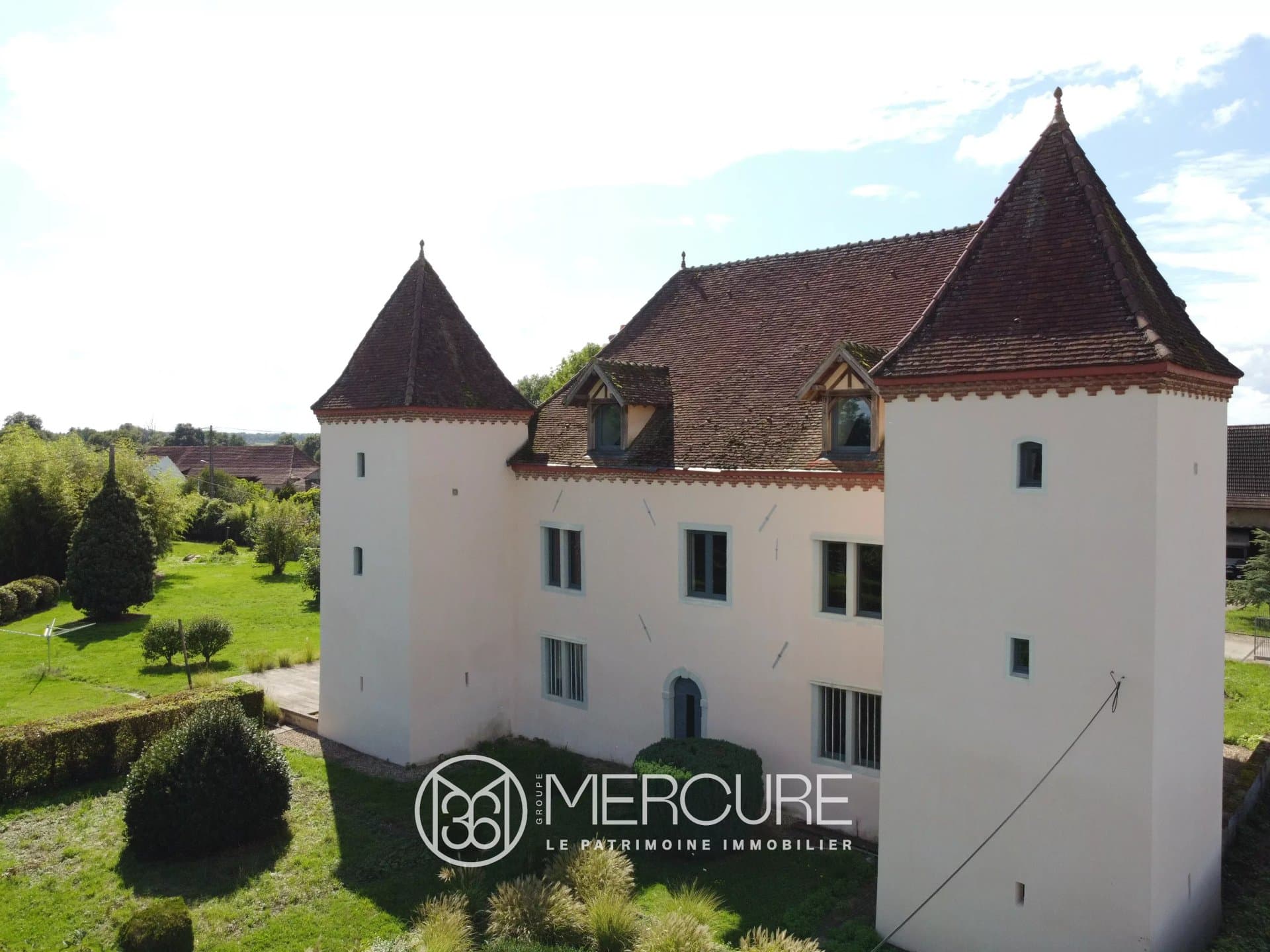 Elegant 17th Century Château With Extensive Grounds And Modern Amenities 4