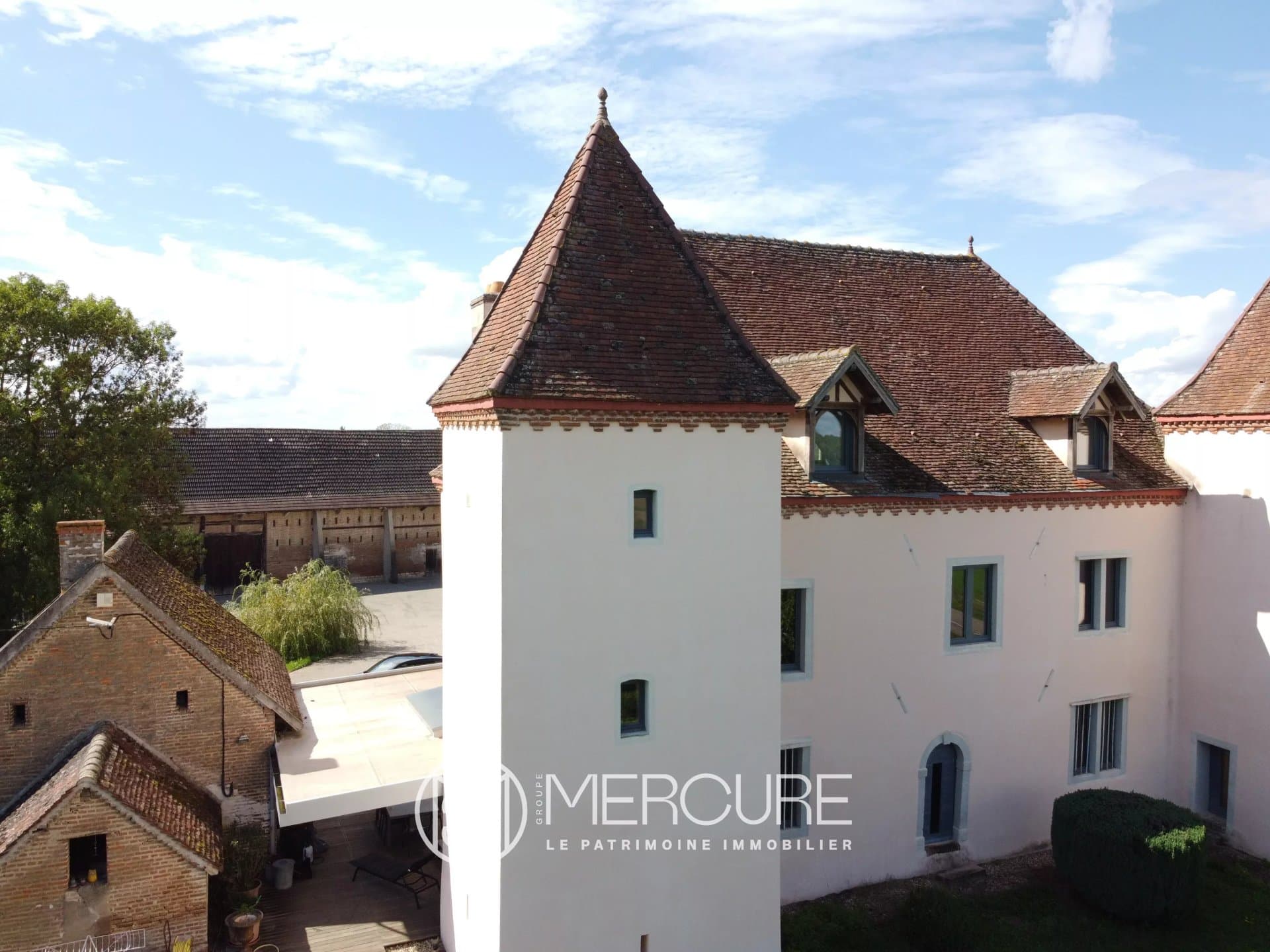 Elegant 17th Century Château With Extensive Grounds And Modern Amenities 5