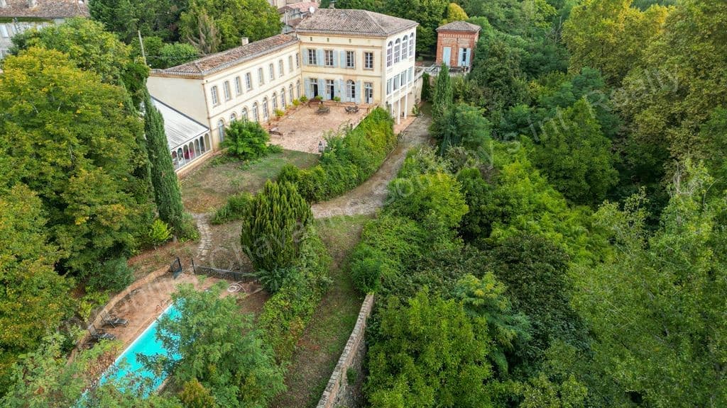 Elegant Château Near Toulouse With Summer House And Swimming Pool — Château for sale in France