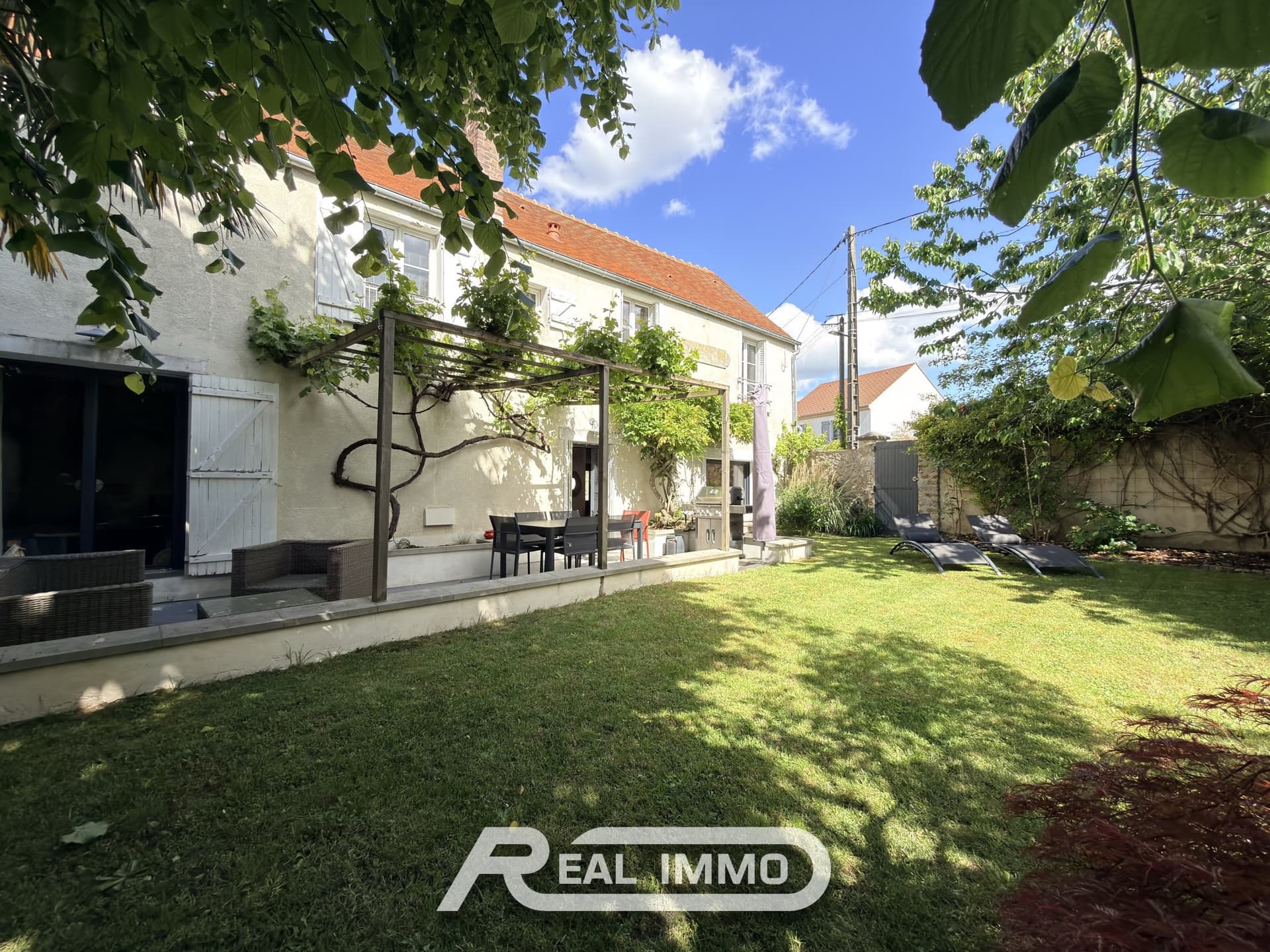 Charming Renovated House With Garden And Office Space 2