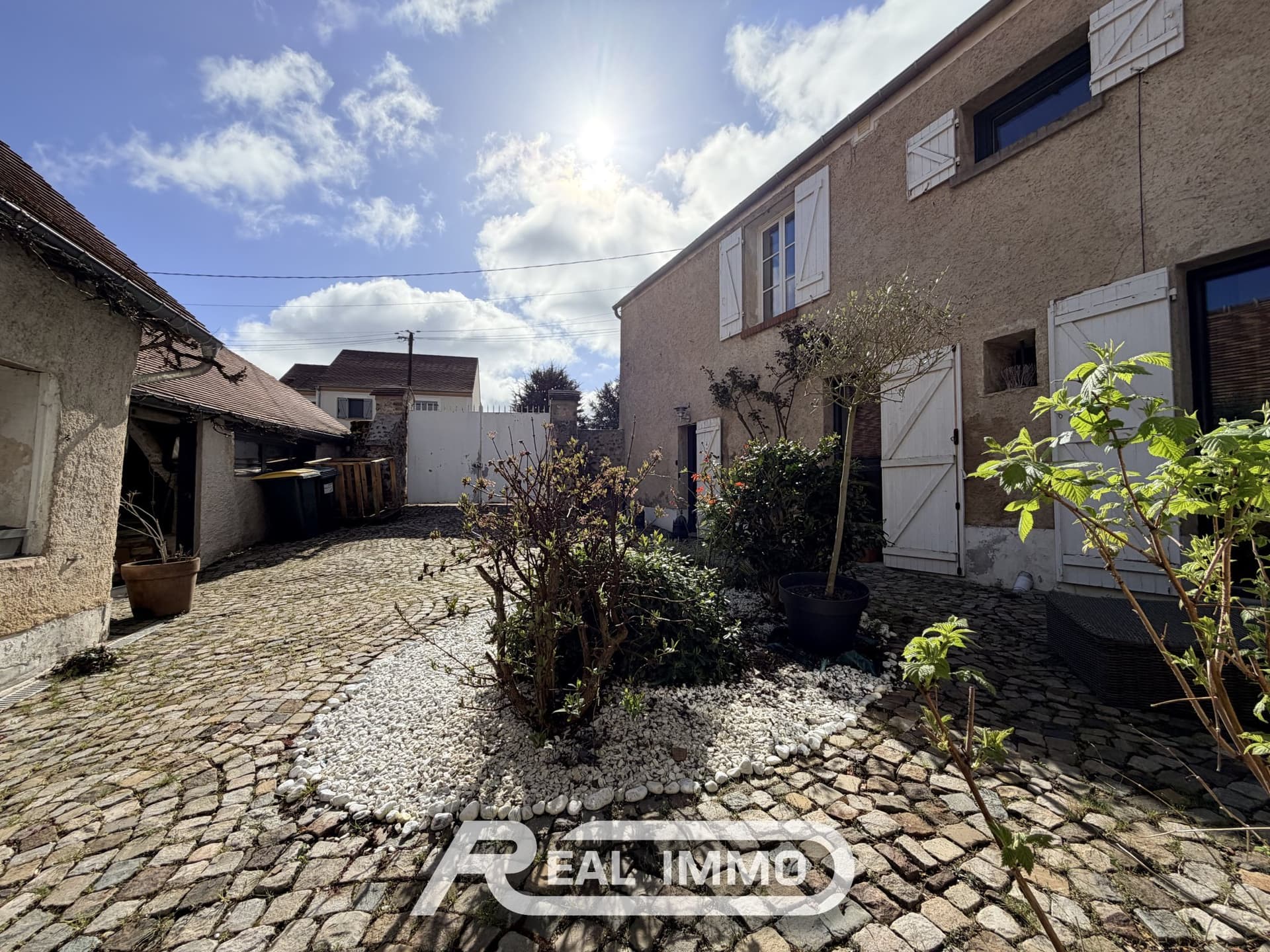 Charming Renovated House With Garden And Office Space 4