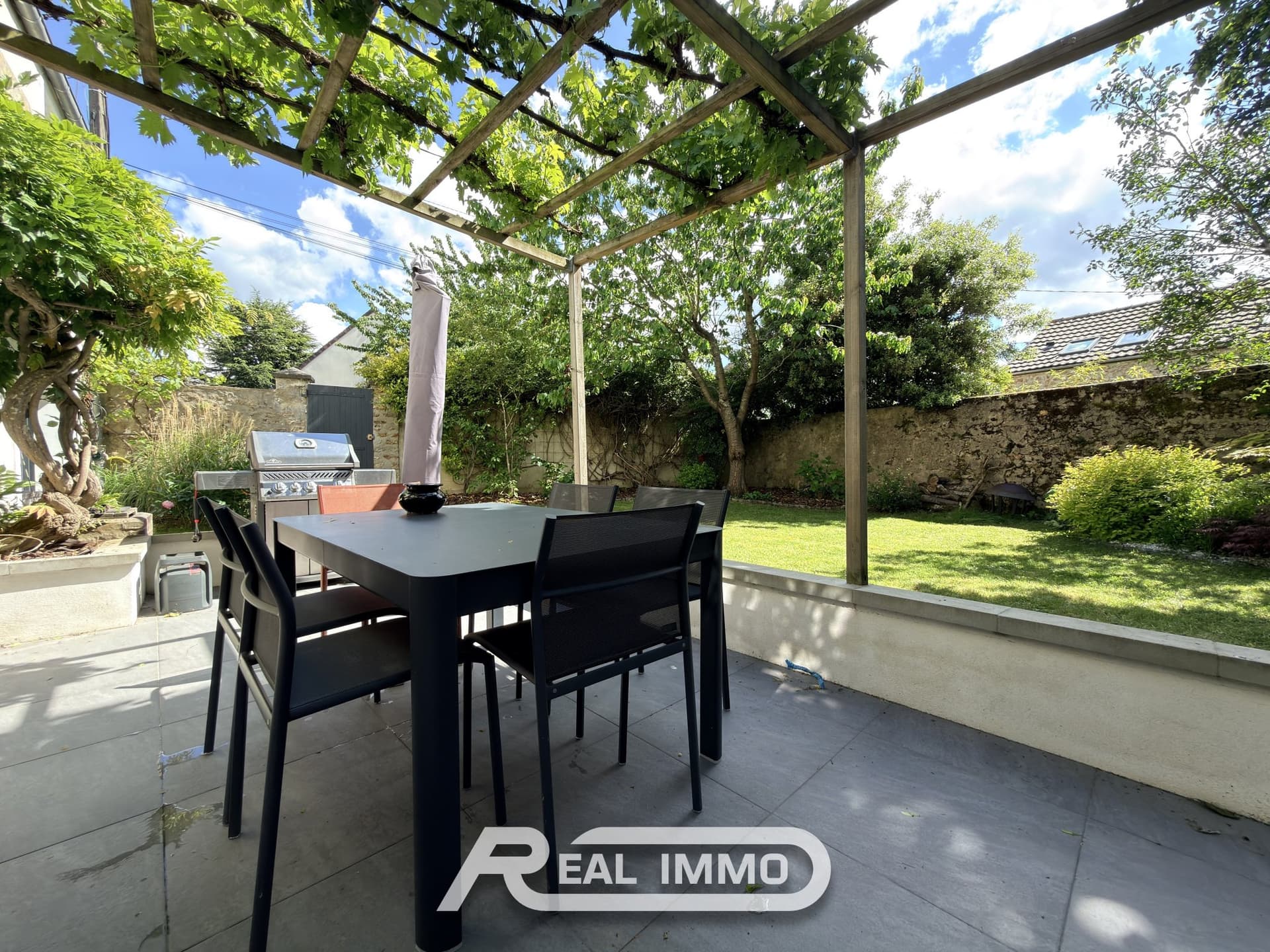 Charming Renovated House With Garden And Office Space 5