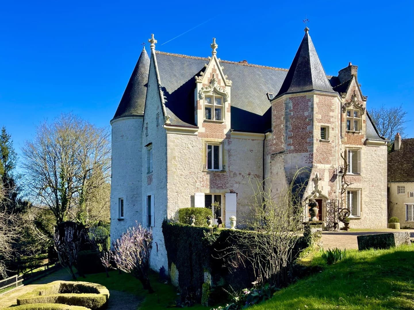 Elegant 15th Century Château With Equestrian Facilities — Château for sale in France