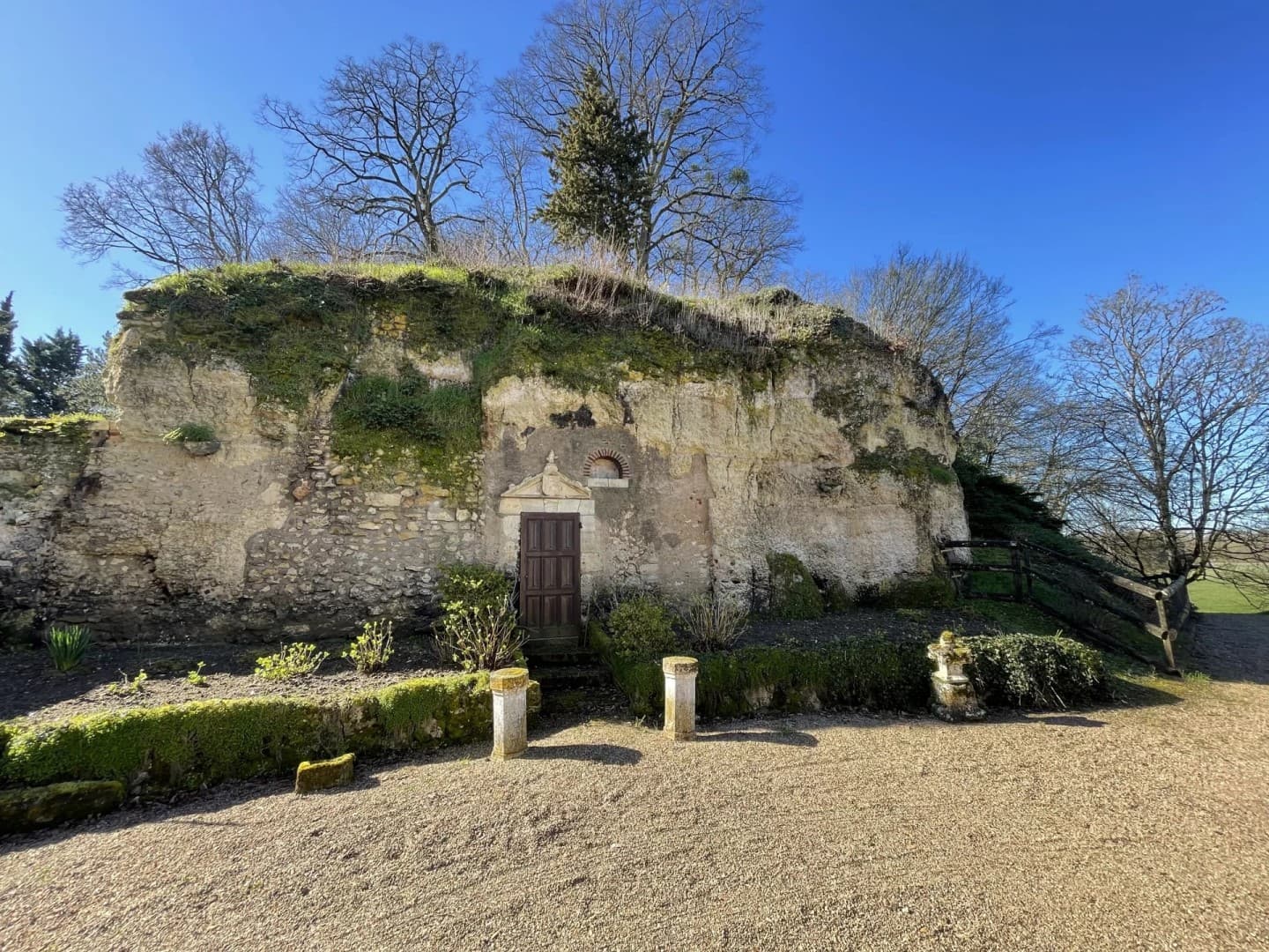 Elegant 15th Century Château With Equestrian Facilities 5