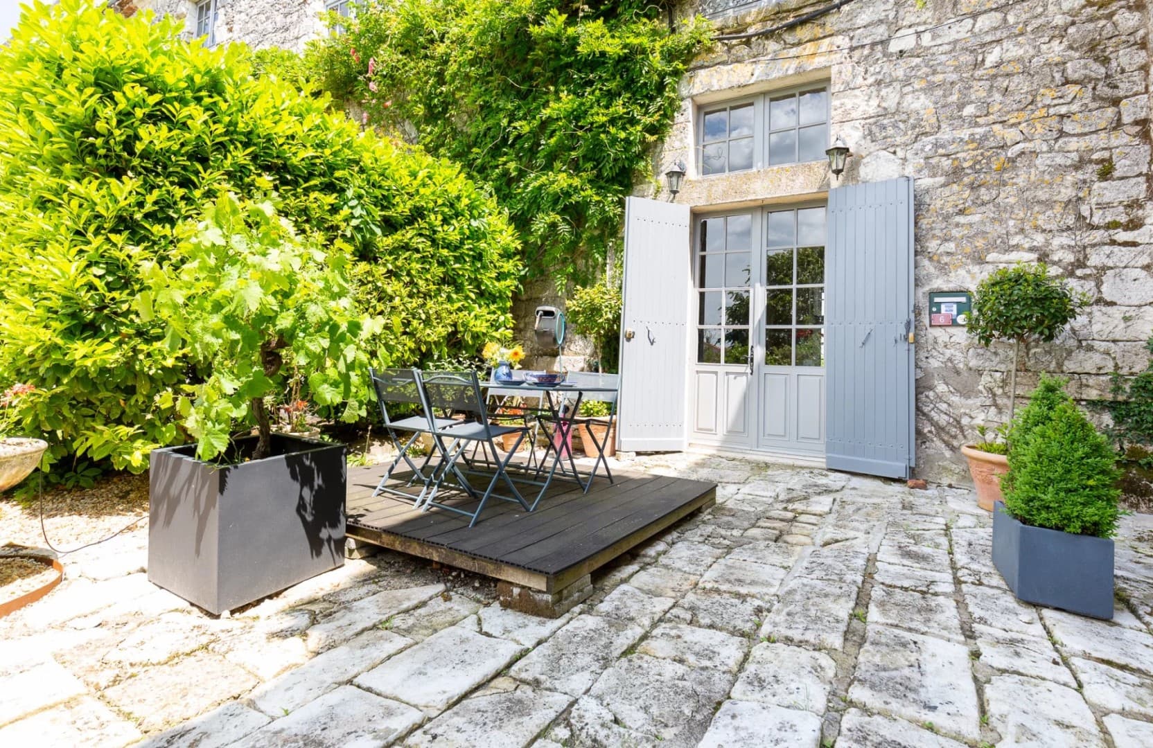 Historic Castle With Stunning Views And Luxurious Amenities 3