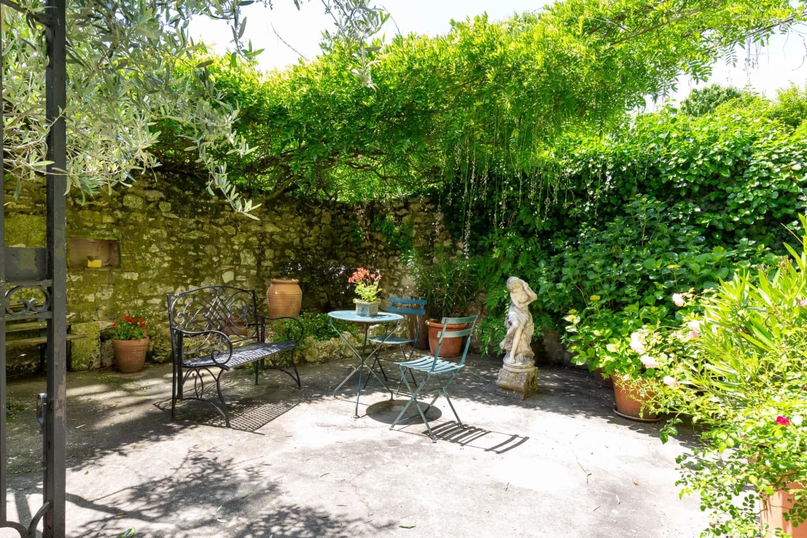 Historic Castle With Stunning Views And Luxurious Amenities 4