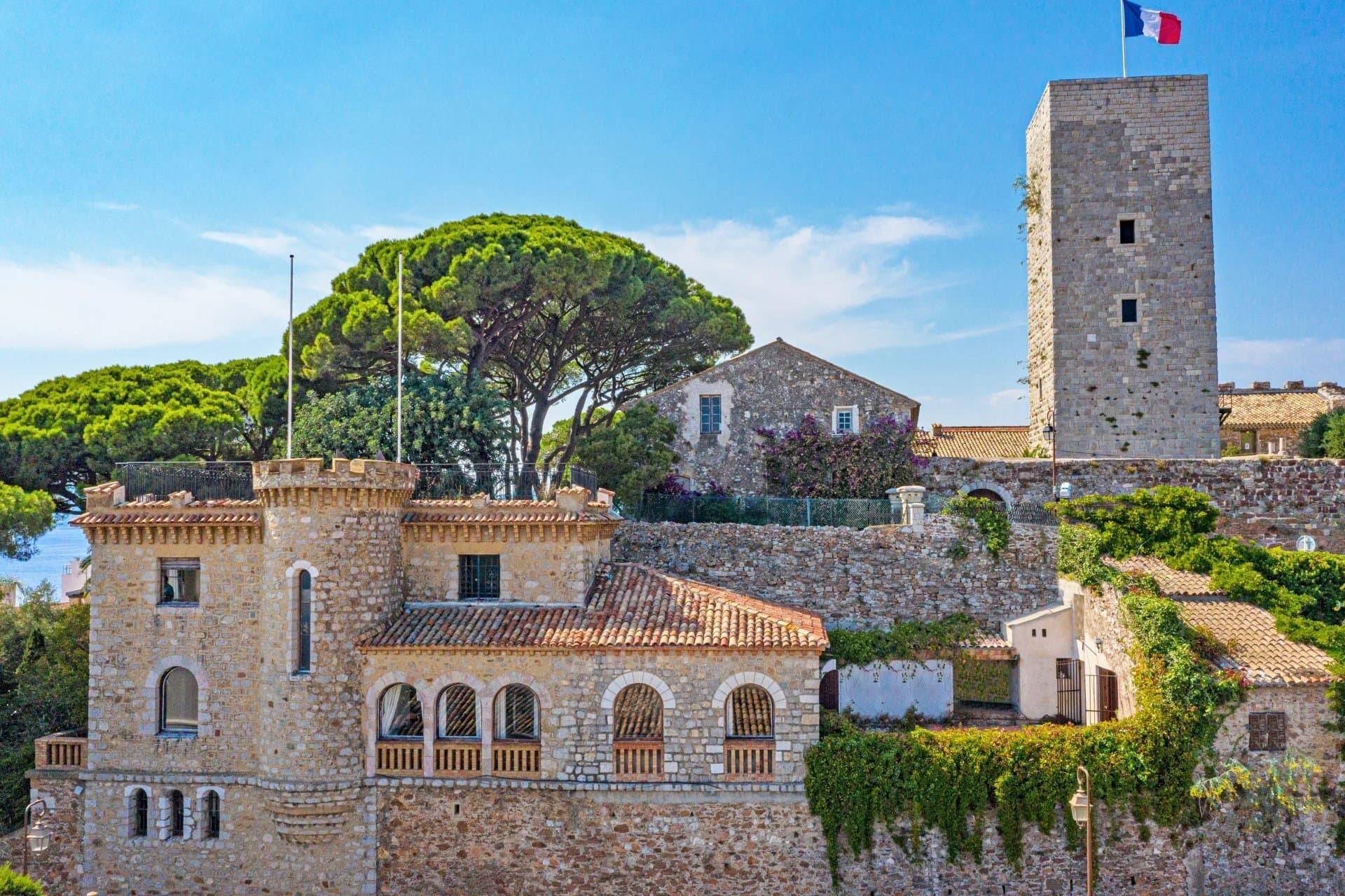 Château with Stunning Views in Cannes