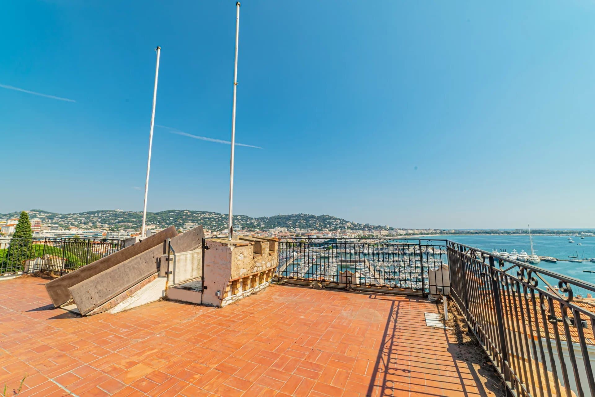 Château with Stunning Views in Cannes 3