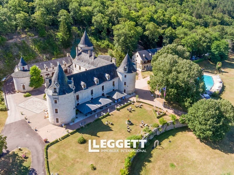 Château de la Fleunie 3200.0 Sqm 32 Bedrooms 2
