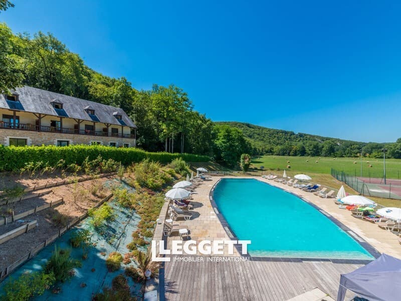 Château de la Fleunie 3200.0 Sqm 32 Bedrooms 4