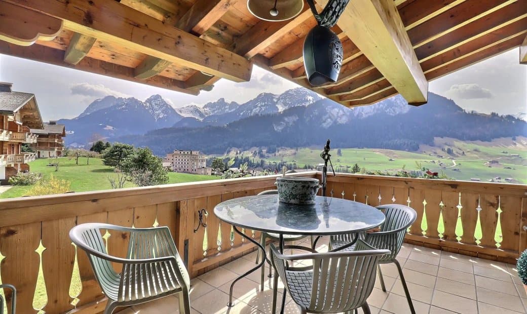 Beautifully Renovated 3-Bedroom Duplex With Terrace in Château-d’Oex 2