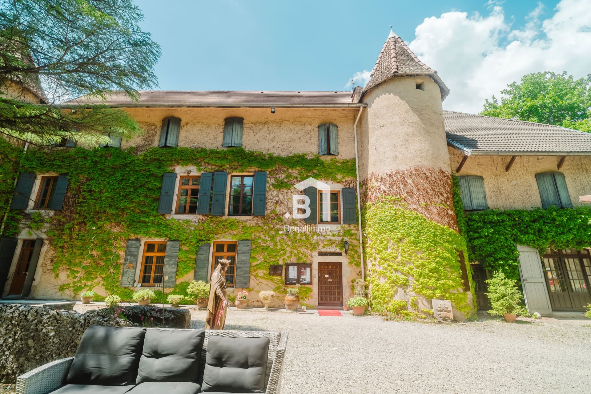 Historic Castle With 23 Bedrooms And Swimming Pool