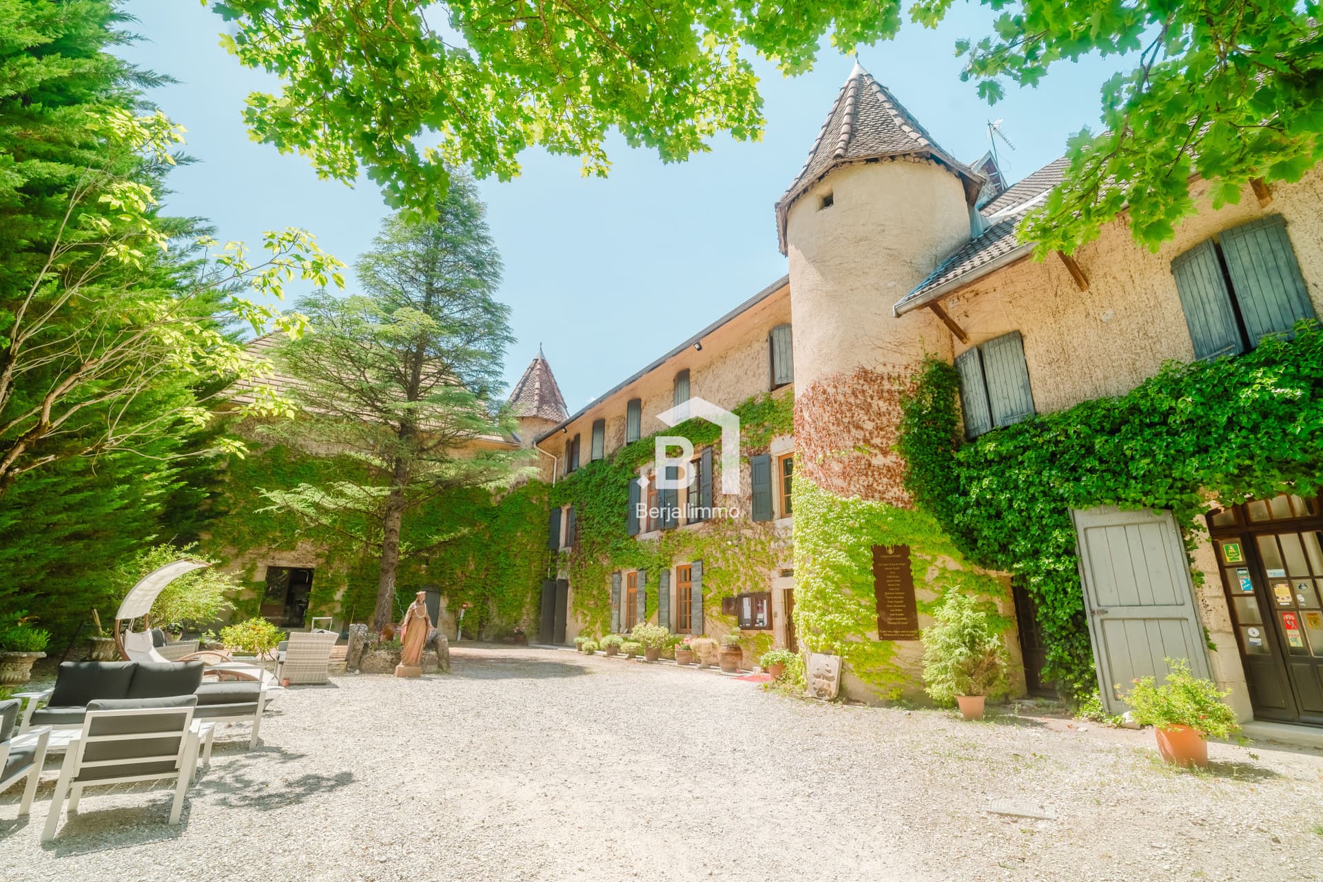 Historic Castle With 23 Bedrooms And Swimming Pool 4