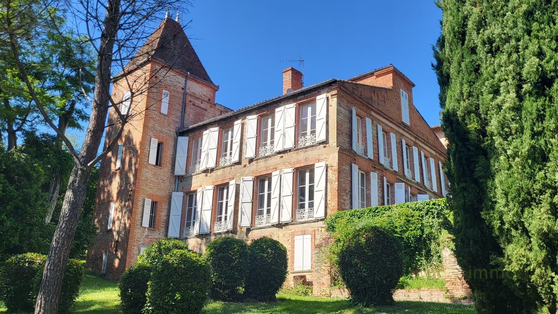 Elegant Castle with Tower and Swimming Pool Near Toulouse