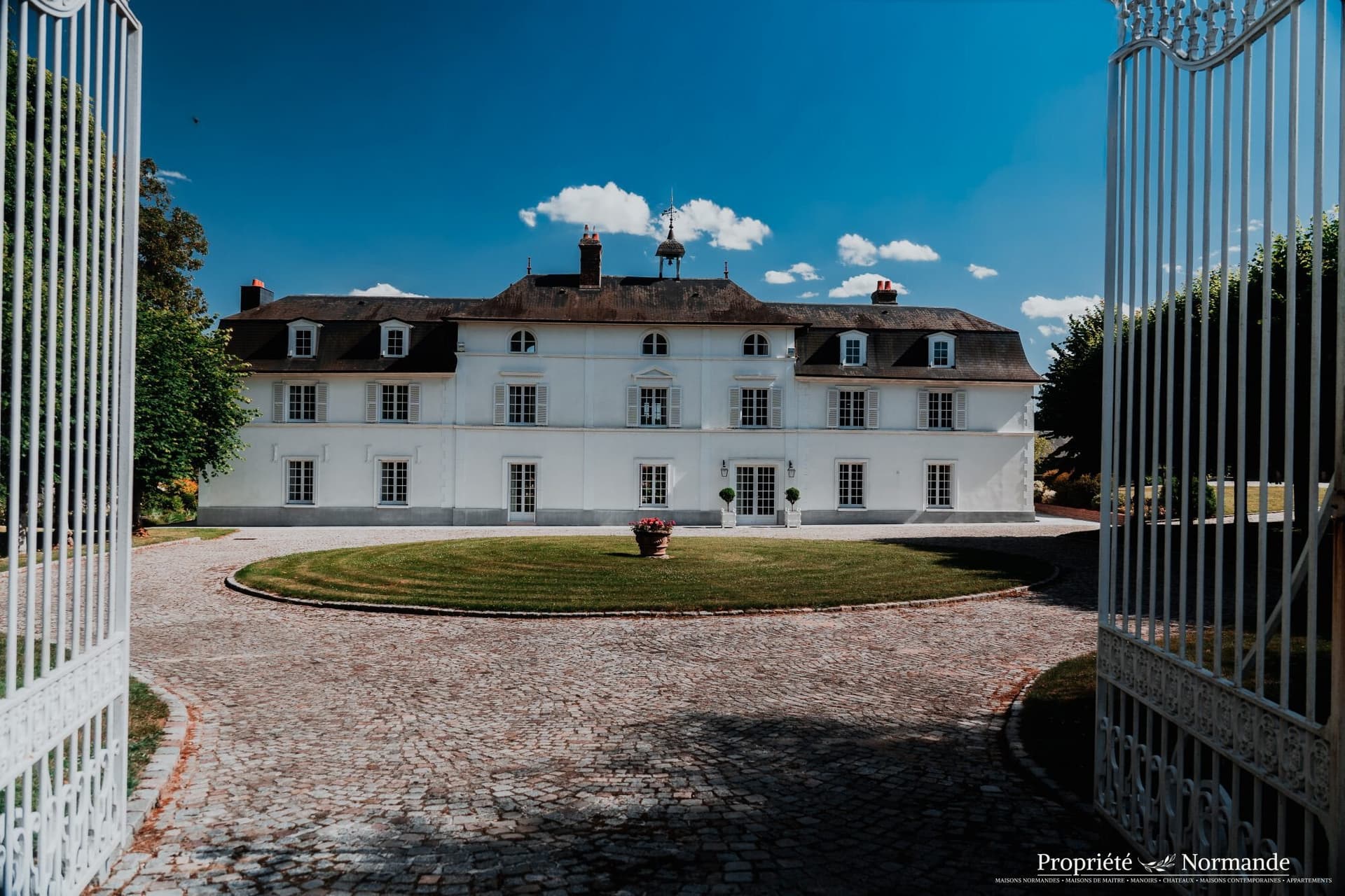 Elegant Directoire Château With Extensive Grounds And Multiple Outbuildings