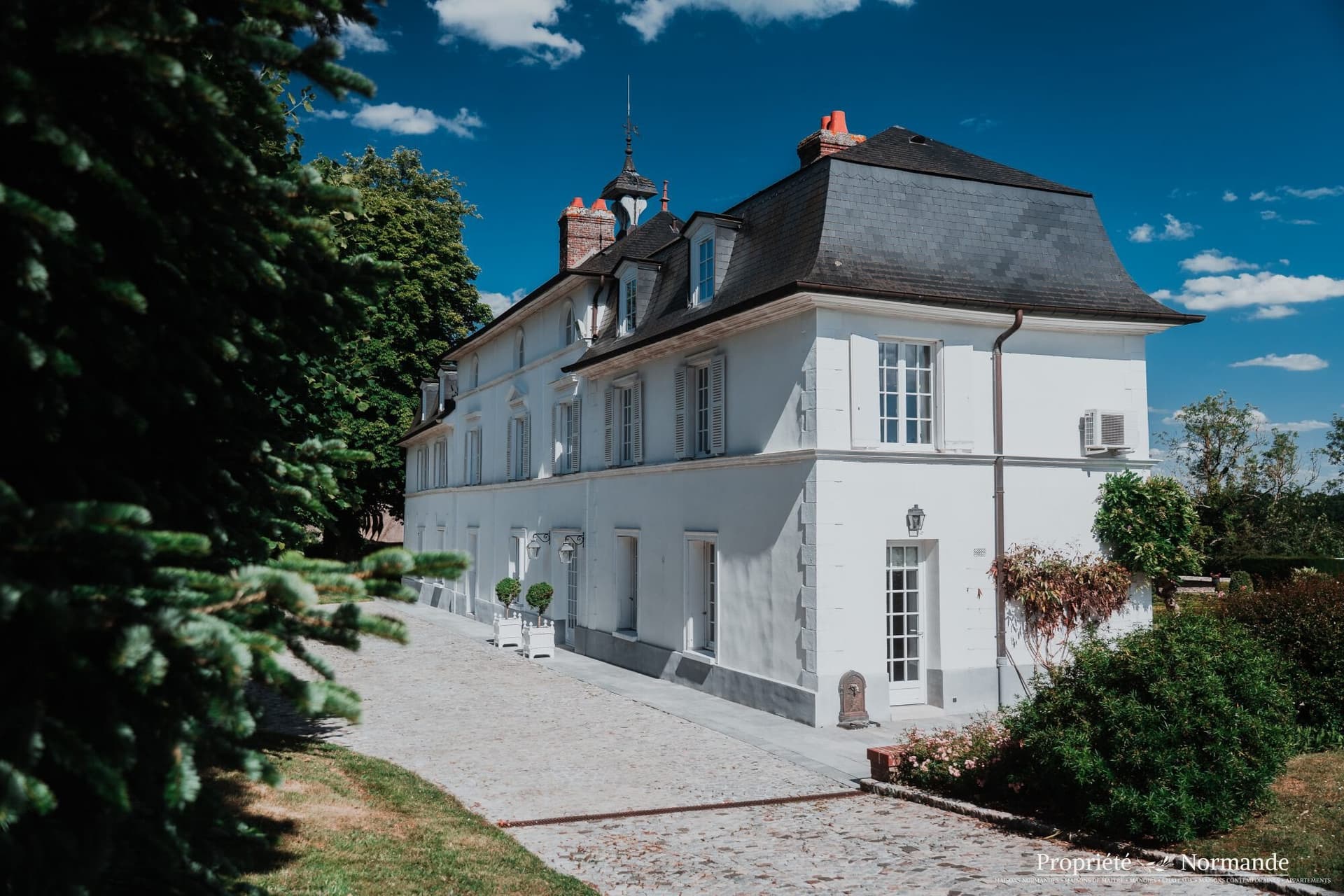 Elegant Directoire Château With Extensive Grounds And Multiple Outbuildings 3