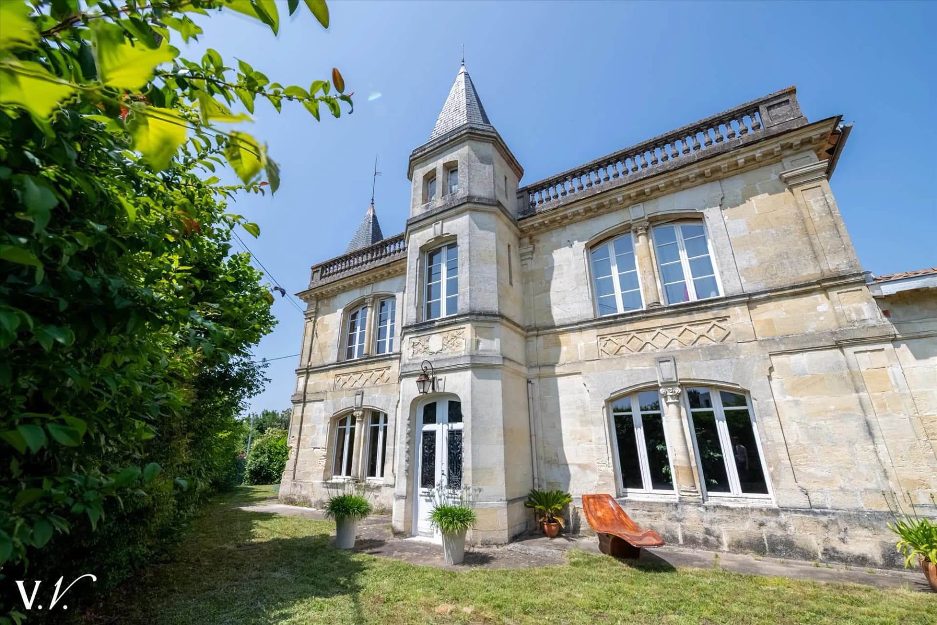 Château with 4 Bedrooms and Landscaped Outdoor Area