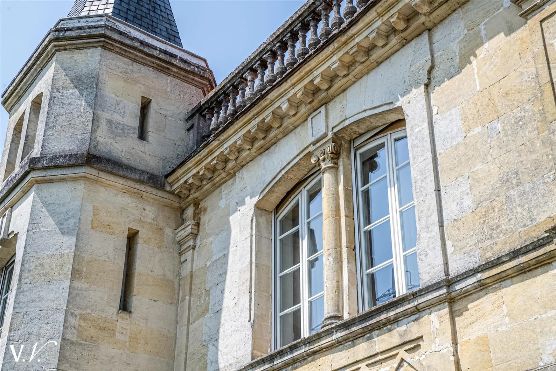 Château with 4 Bedrooms and Landscaped Outdoor Area 4
