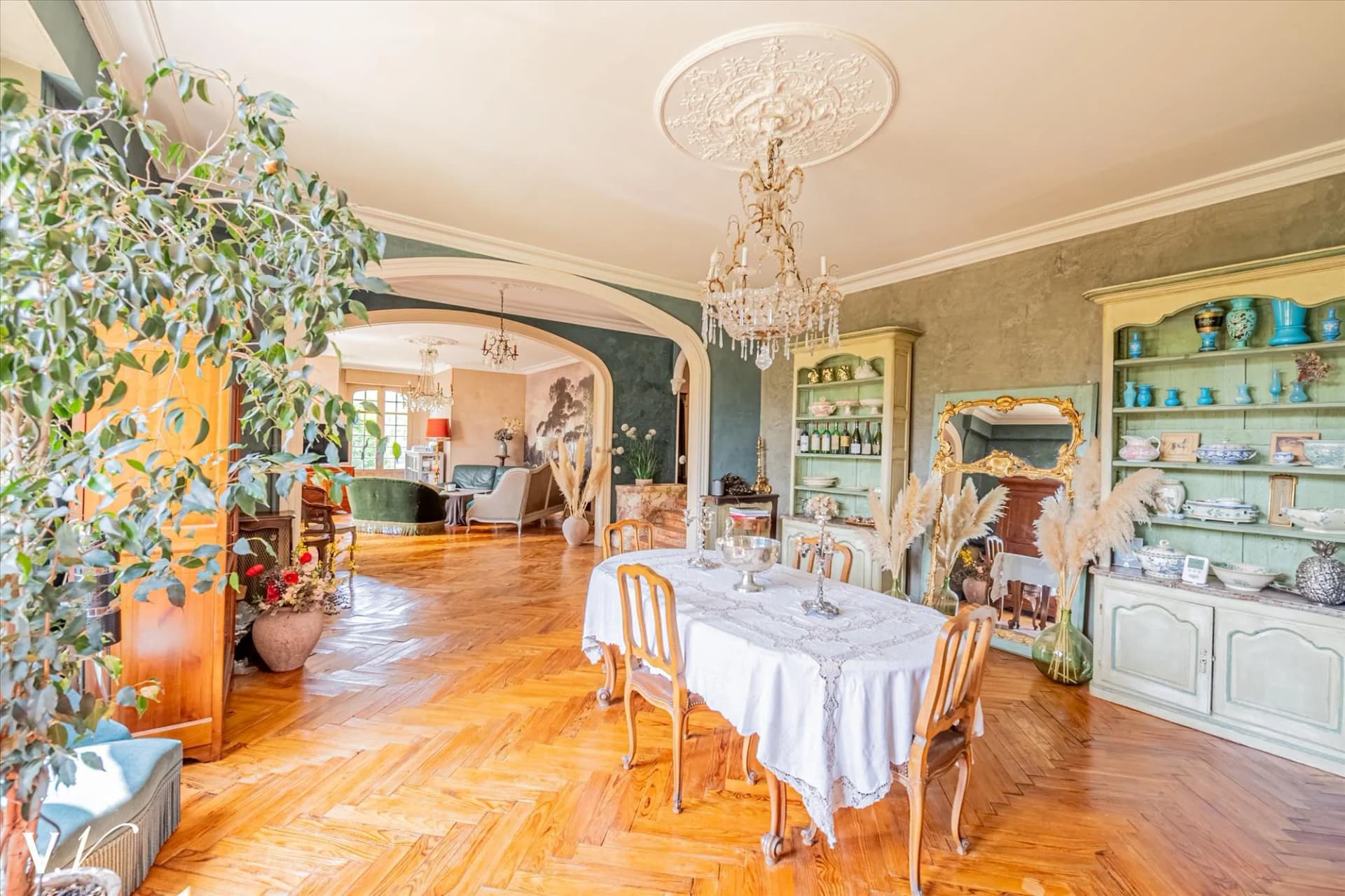 Château with 4 Bedrooms and Landscaped Outdoor Area 5