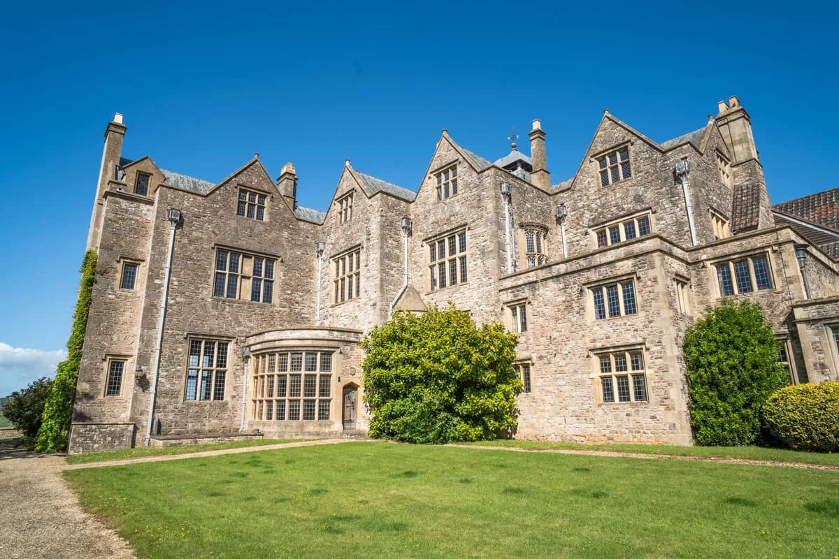 Historic 12th Century Country House With 9 Bedrooms And Stunning Gardens — in England