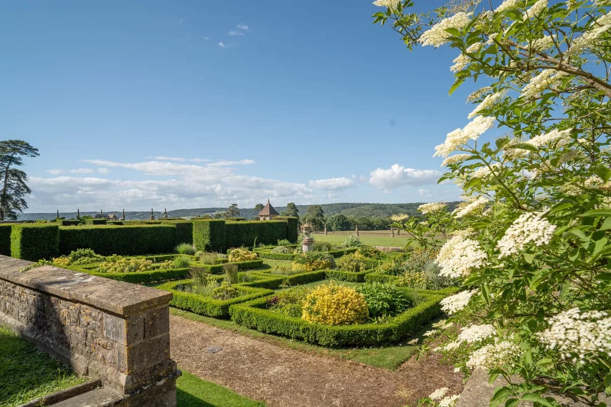Historic 12th Century Country House With 9 Bedrooms And Stunning Gardens 4