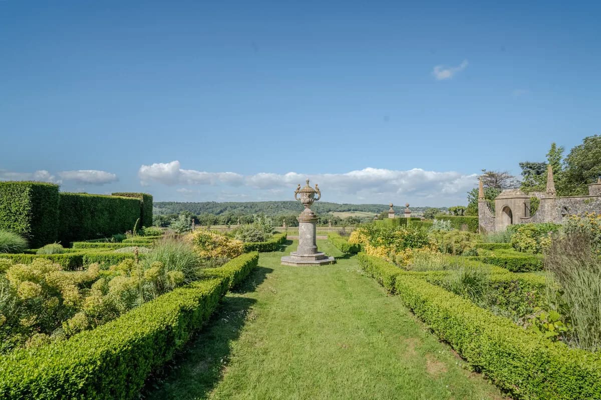 Historic 12th Century Country House With 9 Bedrooms And Stunning Gardens 5